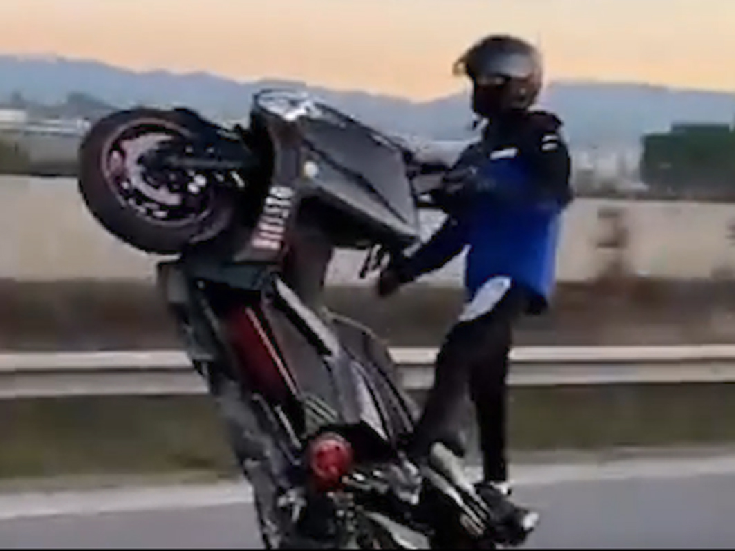 Denunciats tres motoristes que conduïen temeràriament