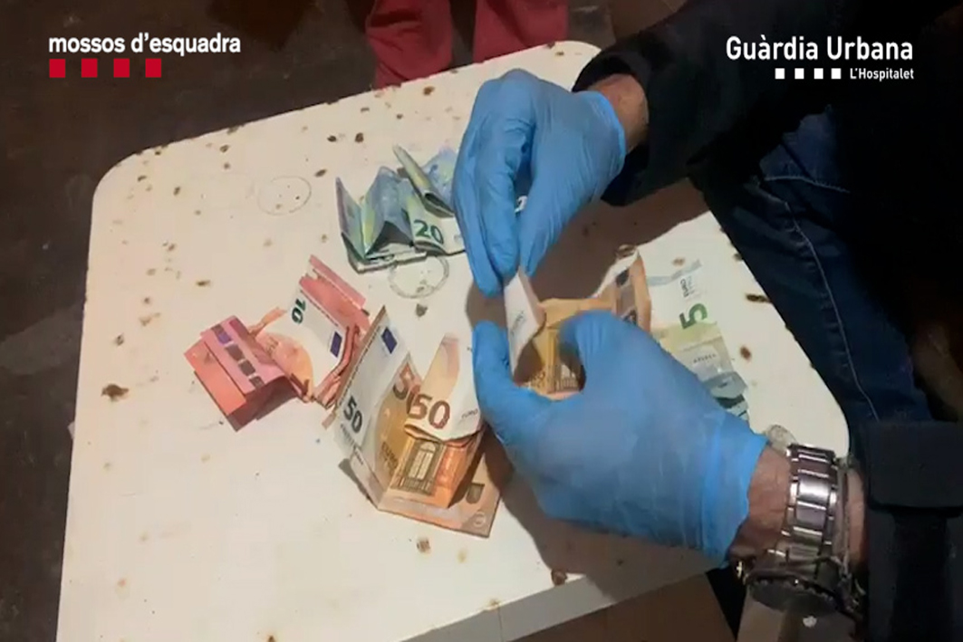 Desmantellen un punt de venda i consum de cocaïna adulterada