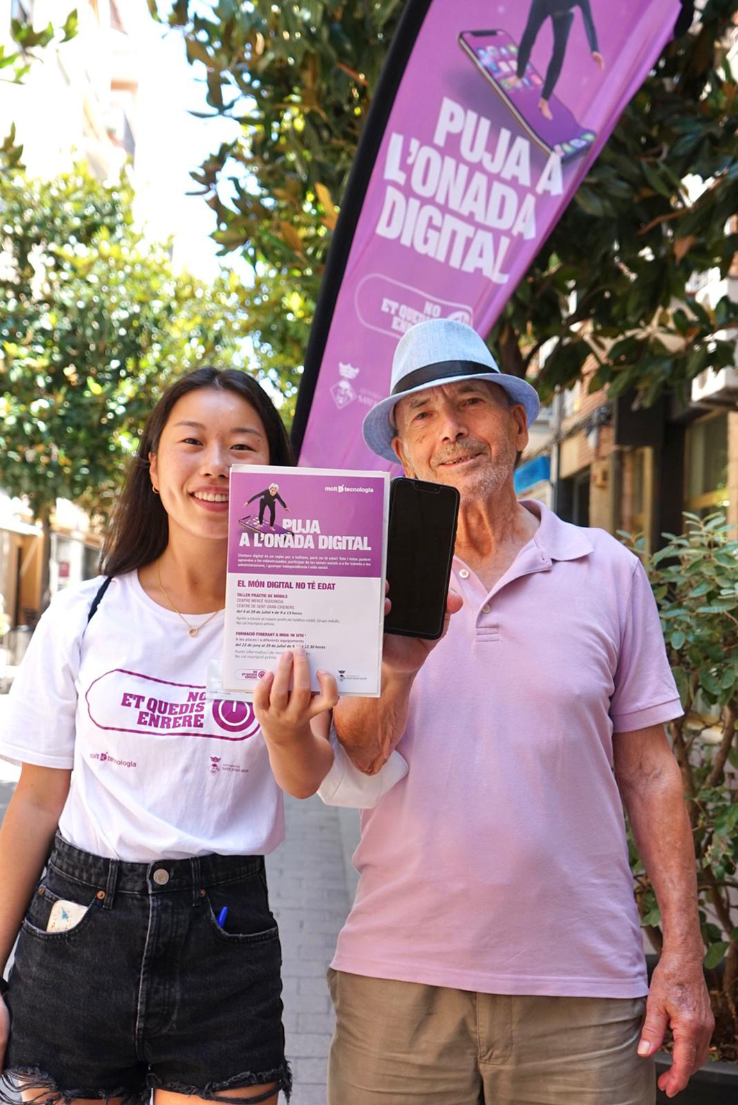 Joves recorren ensenyant a la gent gran a utilitzar el telèfon mòbil