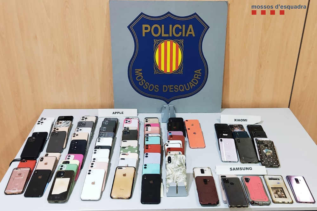 Detinguts dos homes per robar 82 telèfons mòbils