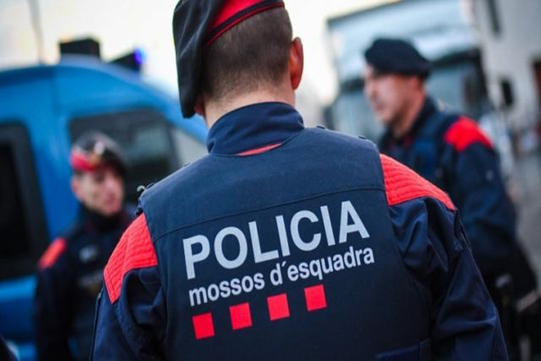 Detenen tres homes en el pàrquing d’un supermercat