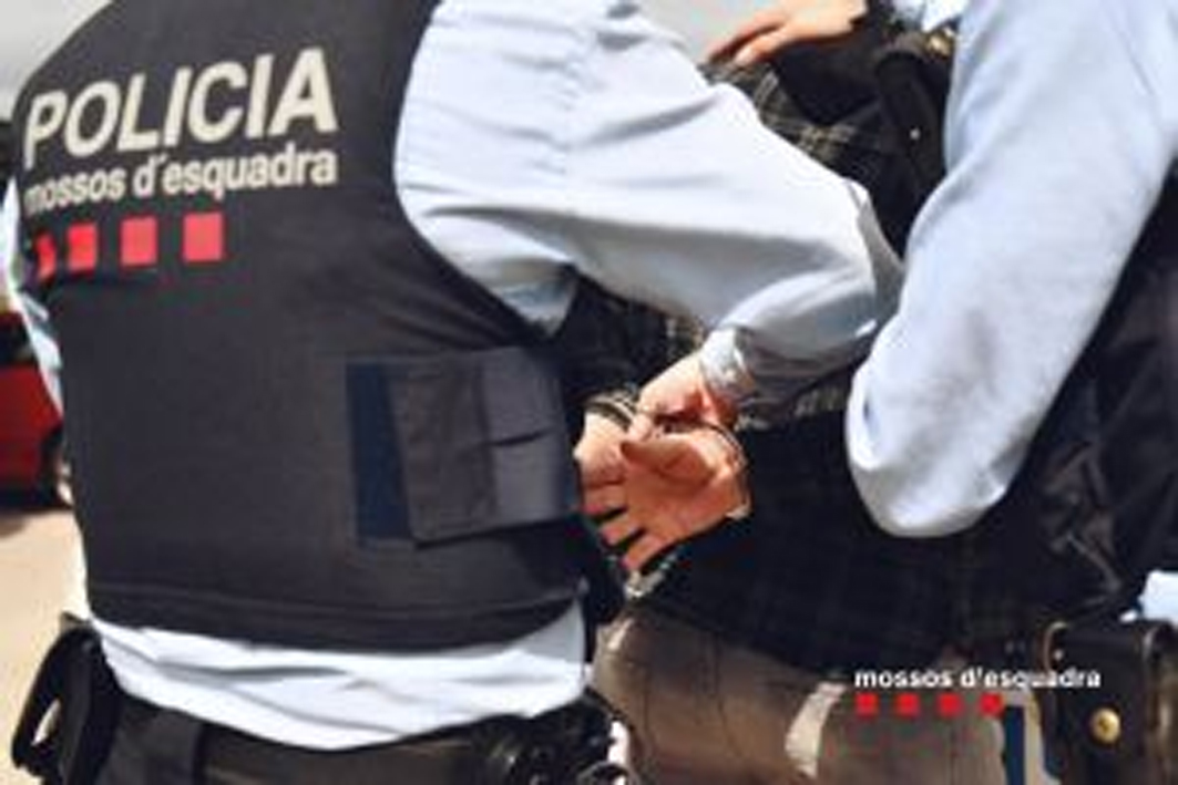 Detenen quatre persones per cometre tres robatoris violents i tres robatoris amb força en una mateixa nit