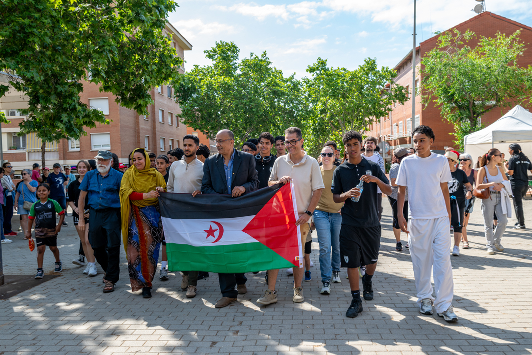Viladecans dona visibilitat al poble sahrauí amb una caminada solidària i futbol internacional