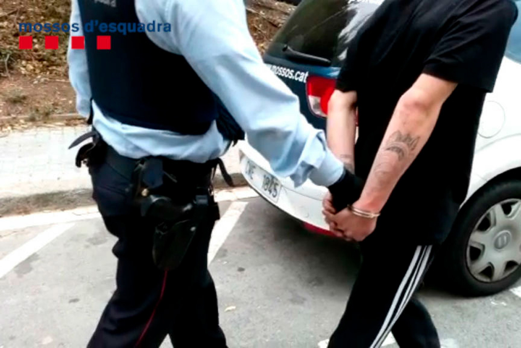 Detenen dos homes minuts després de cometre el robatori amb violència d’una cadena d’or a un home d'edat avançada a