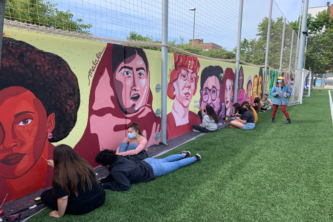 El camp municipal de futbol amb un gran mural feminista