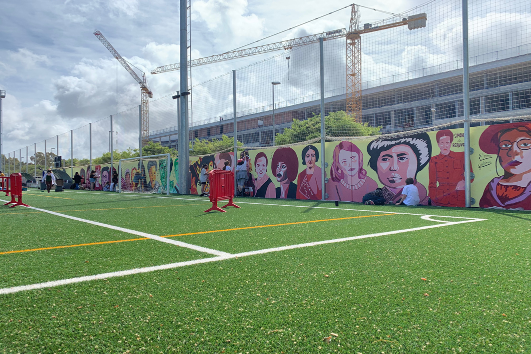 El camp municipal de futbol amb un gran mural feminista