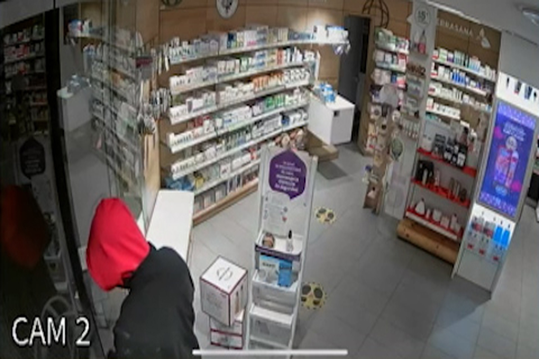 Detingut un home per un robatori en una farmàcia
