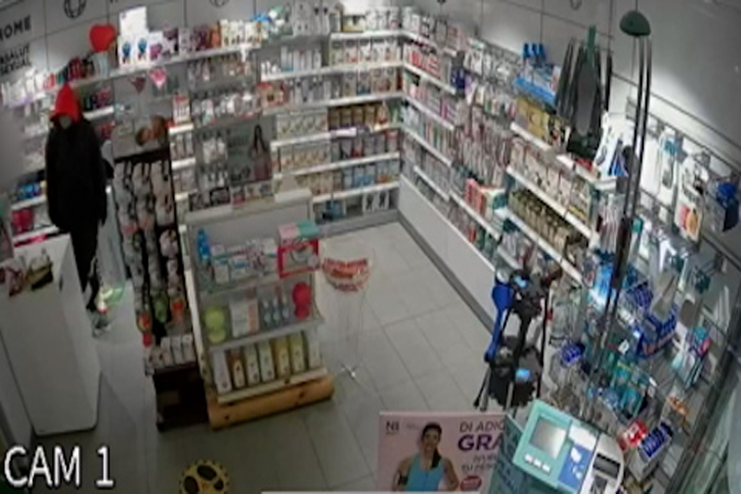 Detingut un home per un robatori en una farmàcia