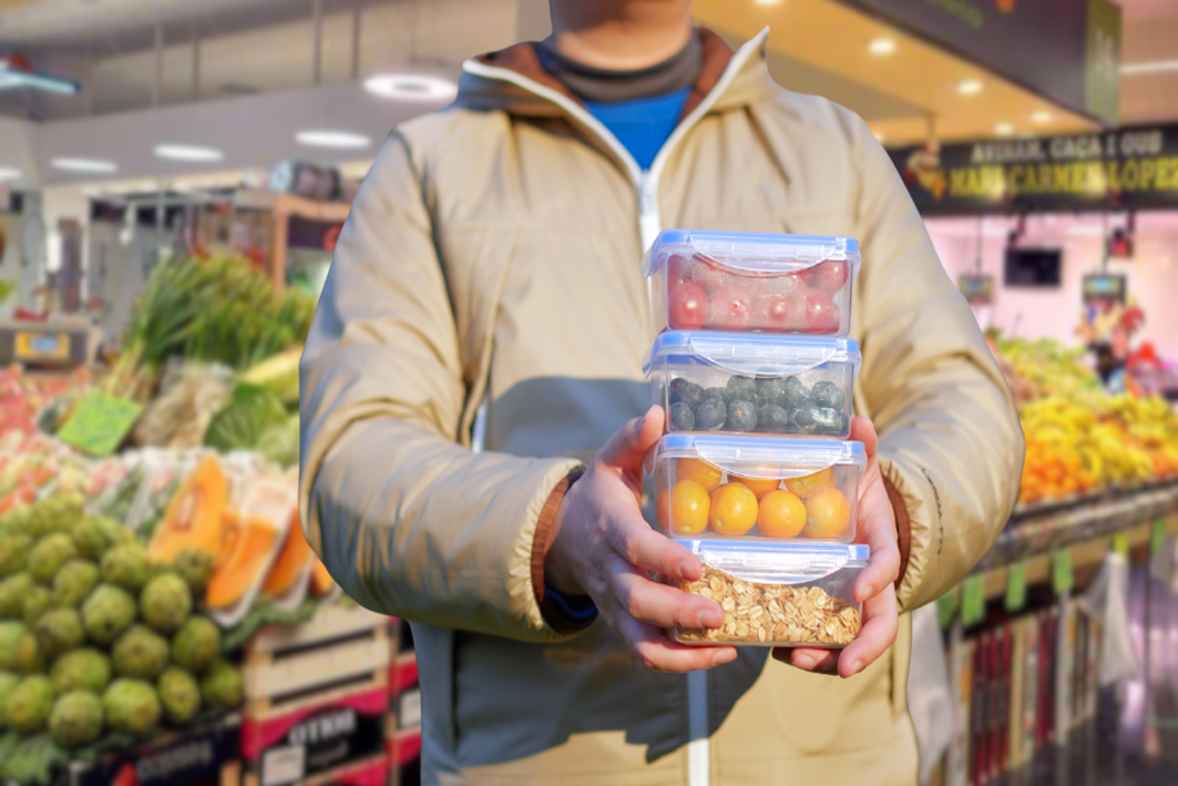 L’ús de recipients reutilitzables a la compra estalvia 13.000 envasos d’un sol ús en cinc mesos