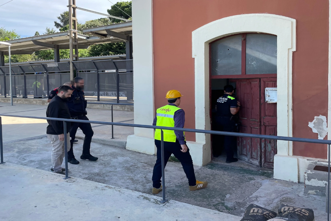 La intervenció de l’Ajuntament posa fi a l’ocupació de l’estació de Rodalies i permetrà iniciar les obres per   reobrir-ne el vestíbul