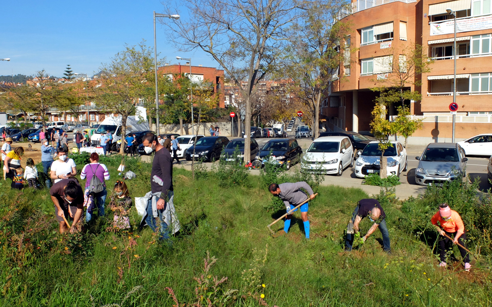 Un centenar de persones en defensa de la Riera  de la Bòbila de Sant Boi