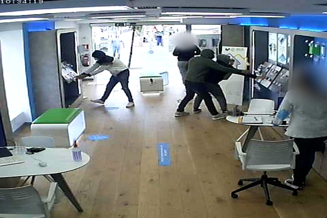 Ingressen a presó cinc autors de 10 robatoris violents a botigues