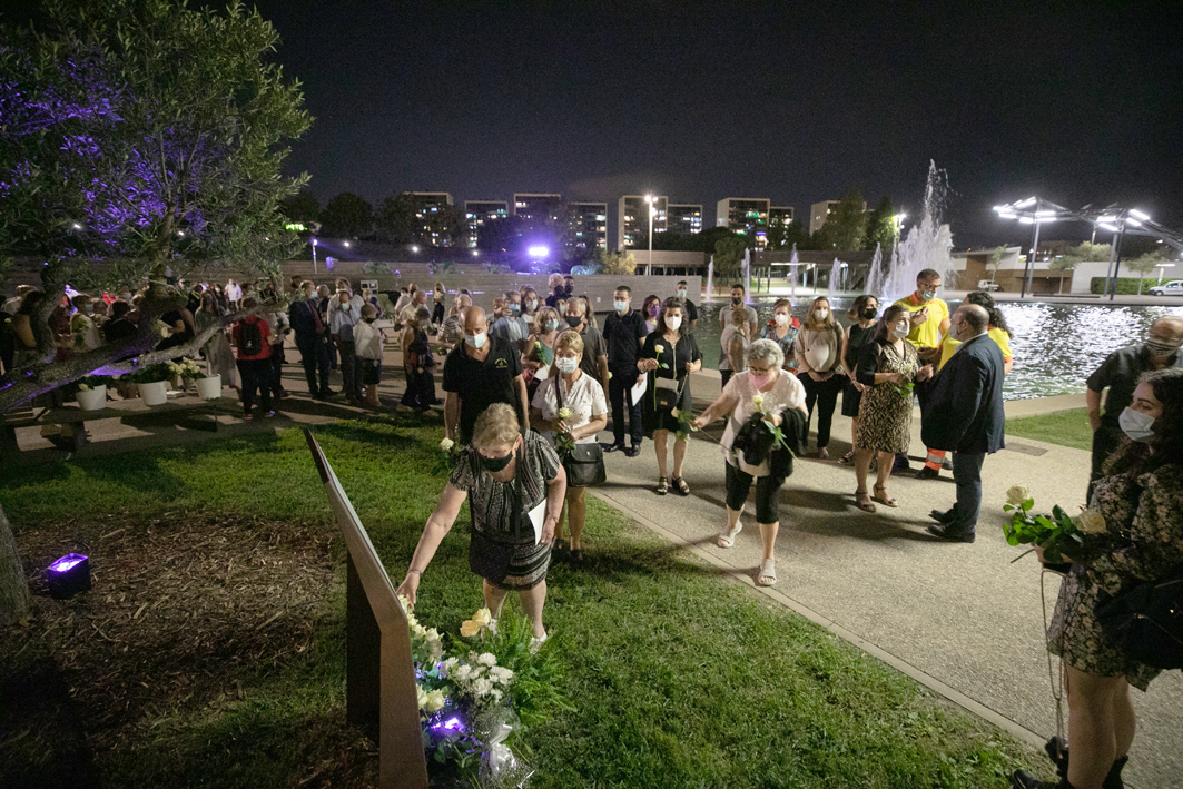 Viladecans ret homenatge a les víctimes de la COVID-19