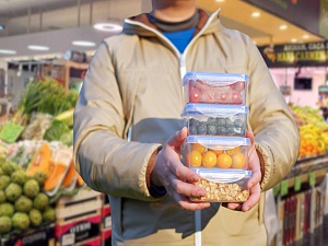 L’ús de recipients reutilitzables a la compra estalvia 13.000 envasos d’un sol ús en cinc mesos